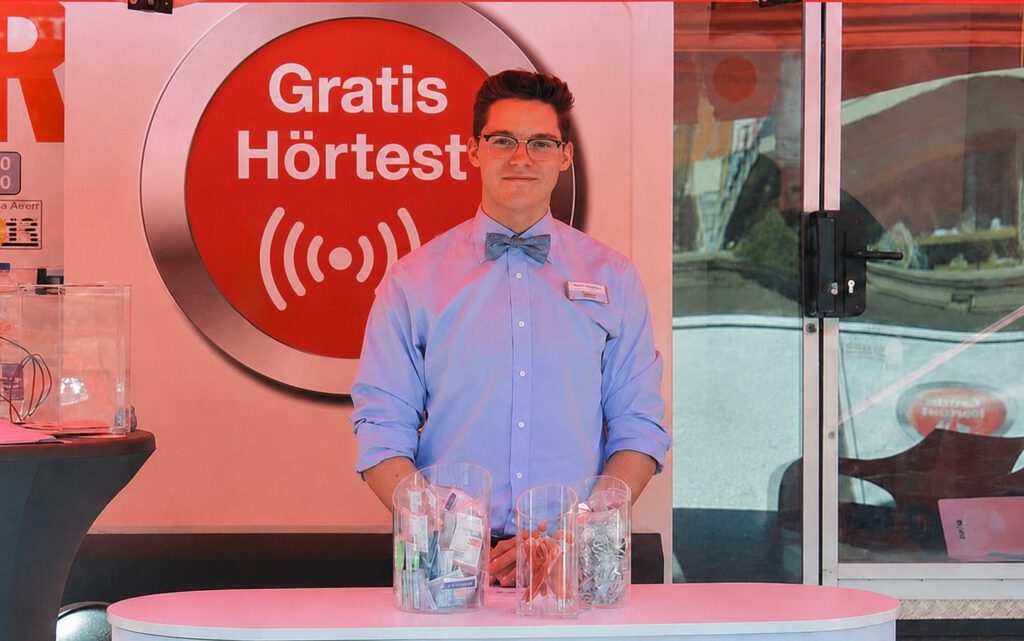 Marcel Huppmann während seiner Ausbildung zum Hörakustiker